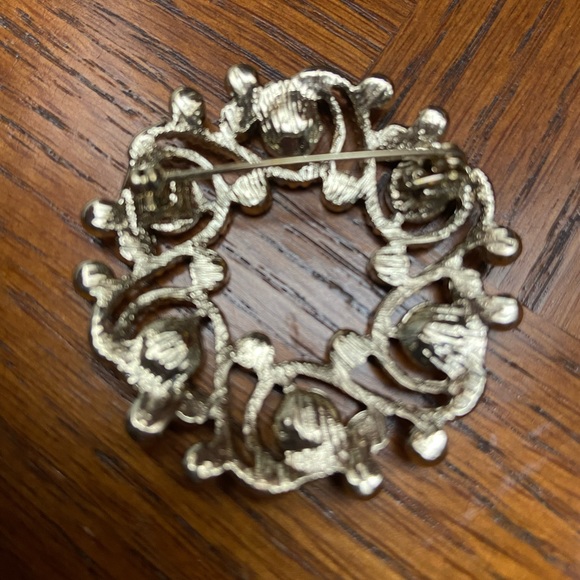 Vintage Wreath Brooch - Picture 3 of 6